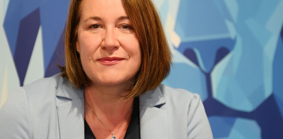Portrait von Ute Thoma vor dem die Bayerische Löwen